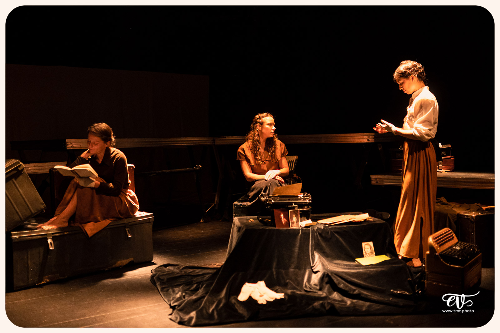 LA MESNIE H. - UN JOUR D'ÉTÉ